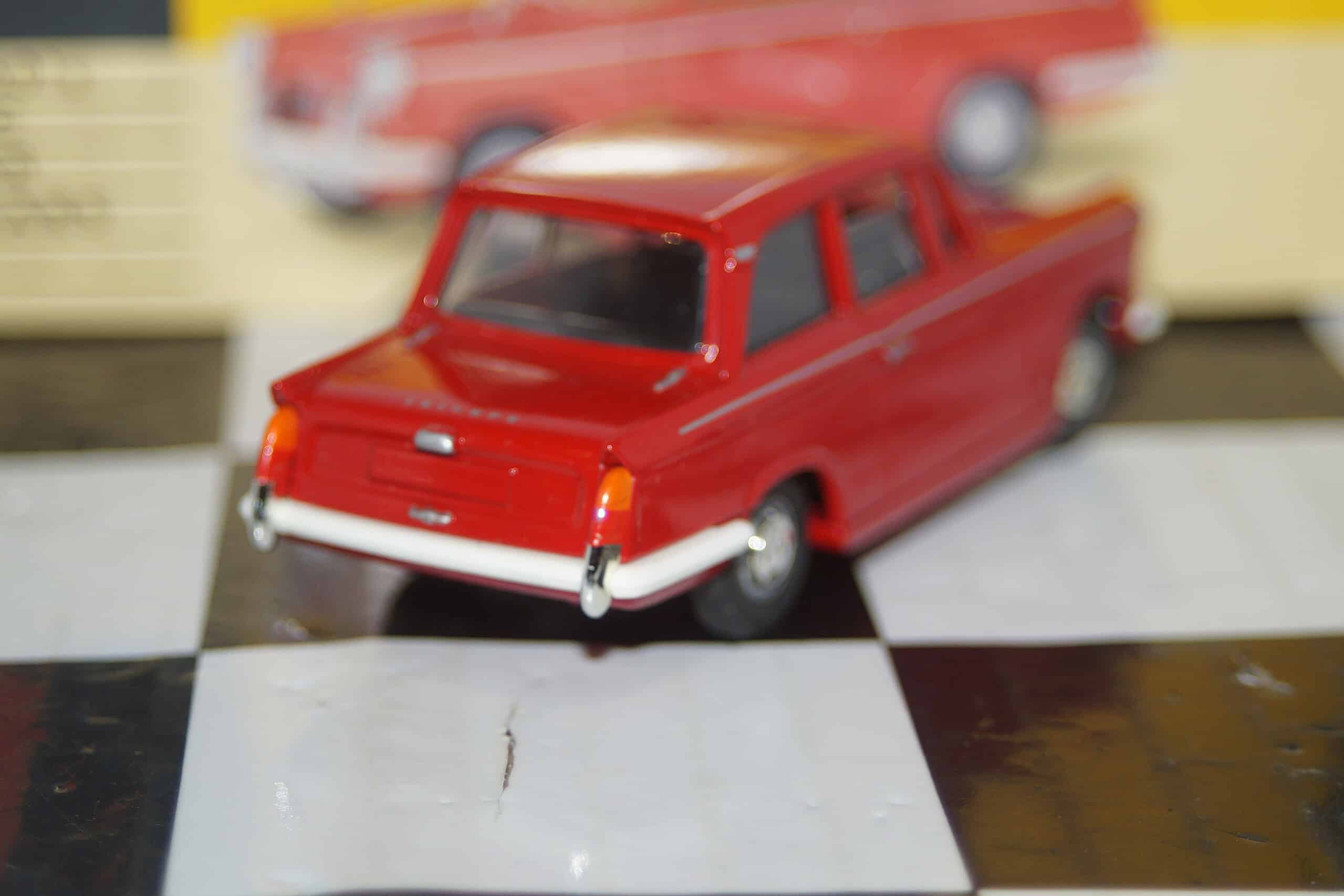 Vanguards triumph herald red va5000 1/43 scale