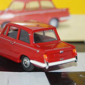 Vanguards triumph herald red va5000 1/43 scale