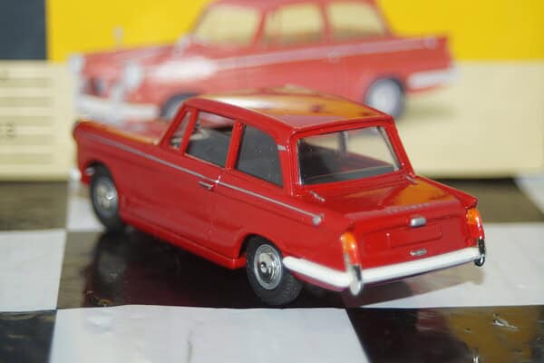 Vanguards triumph herald red va5000 1/43 scale