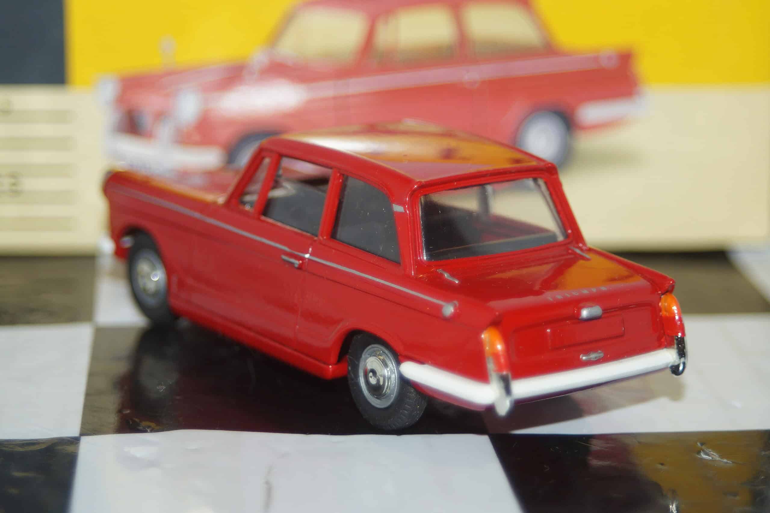 Vanguards triumph herald red va5000 1/43 scale