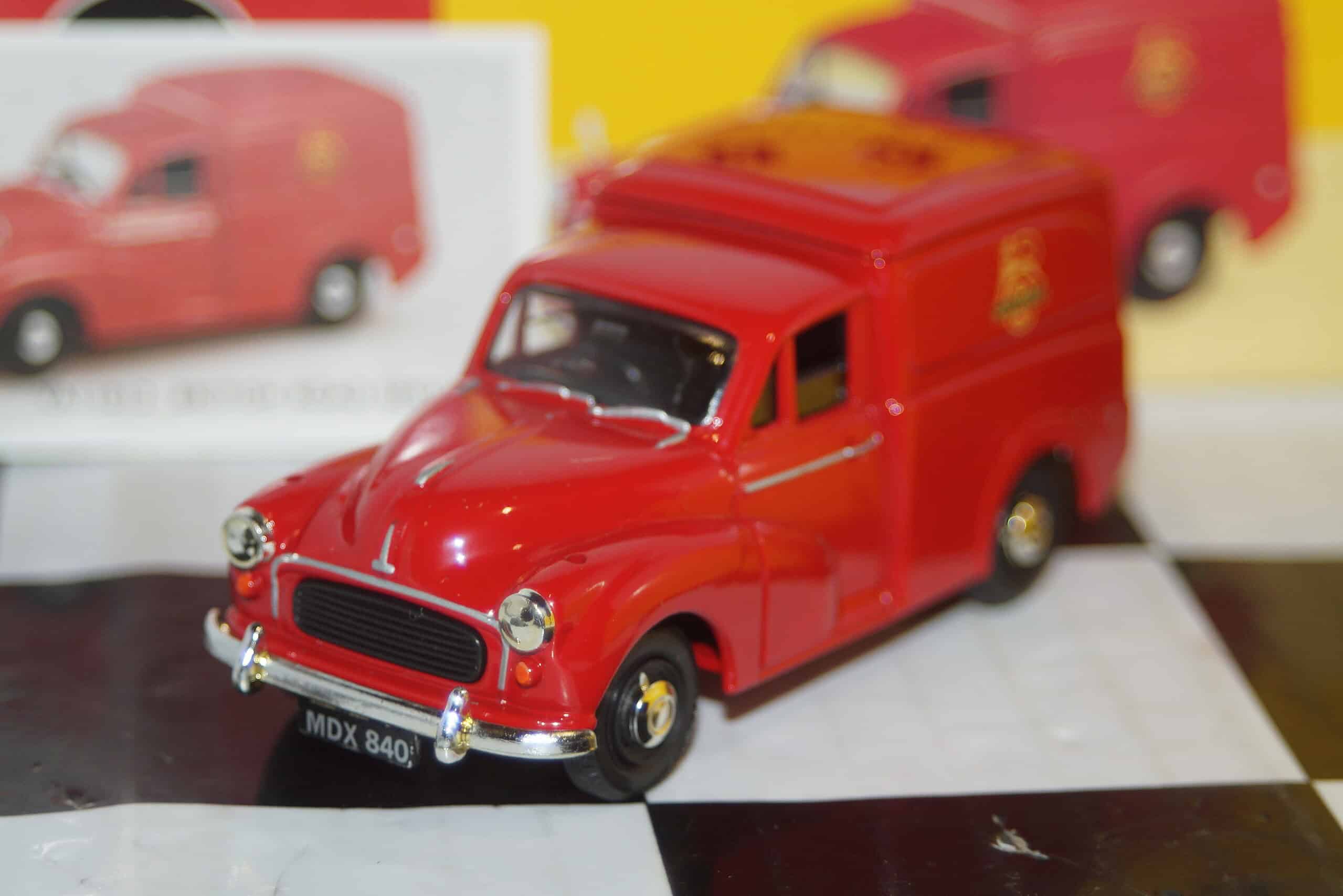 Vanguards morris minor van british road services va11012 red 1:43 scale