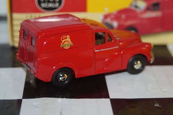 Vanguards morris minor van british road services va11012 red 1:43 scale
