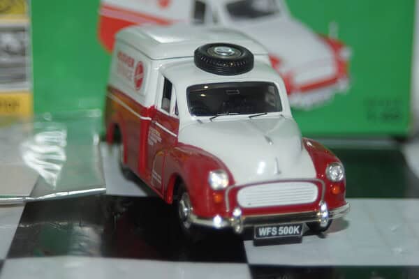 Vanguards morris minor van hoover va01117 white 1:43 scale