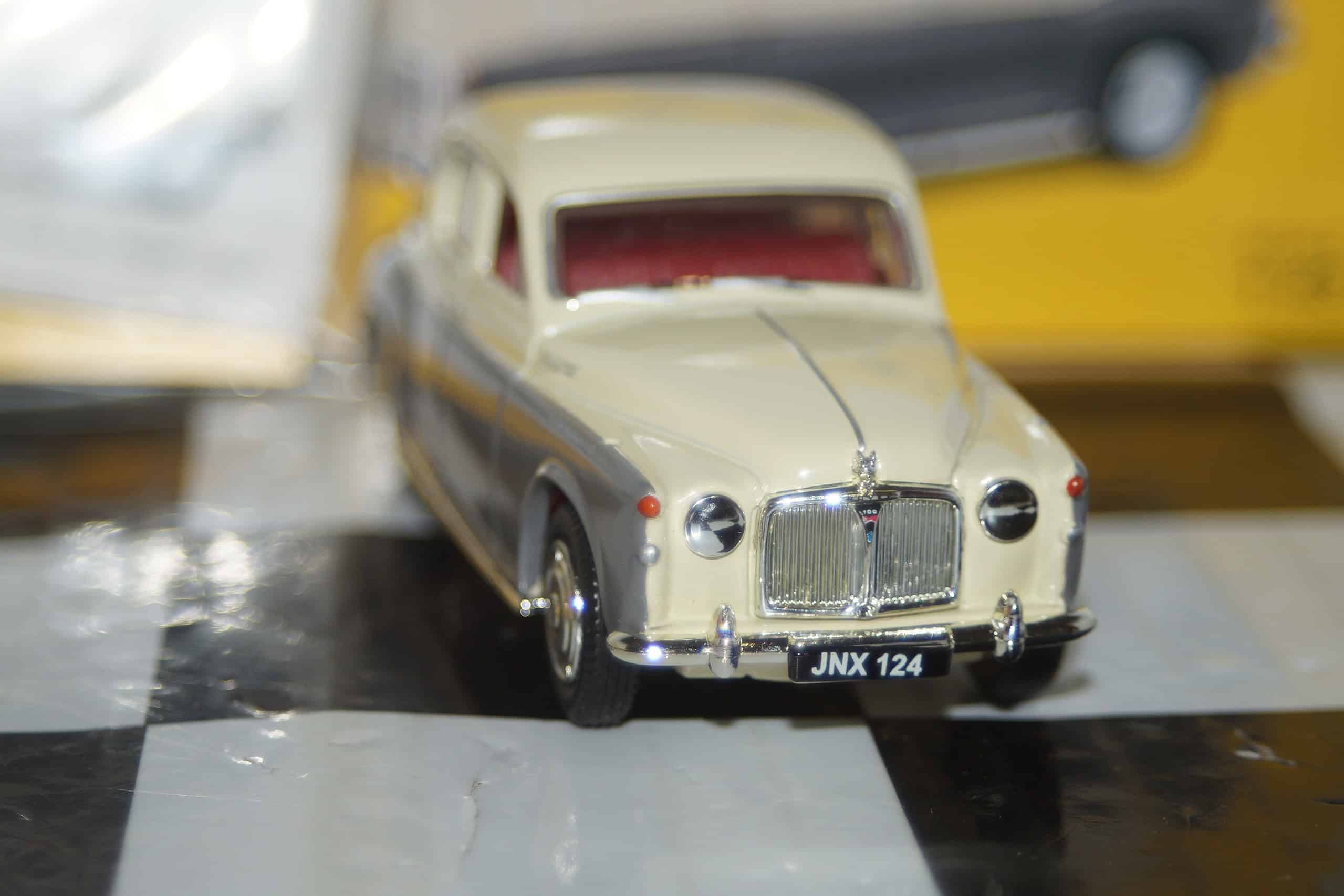 Vanguards rover p4 ivory/grey va19008 1:43 scale