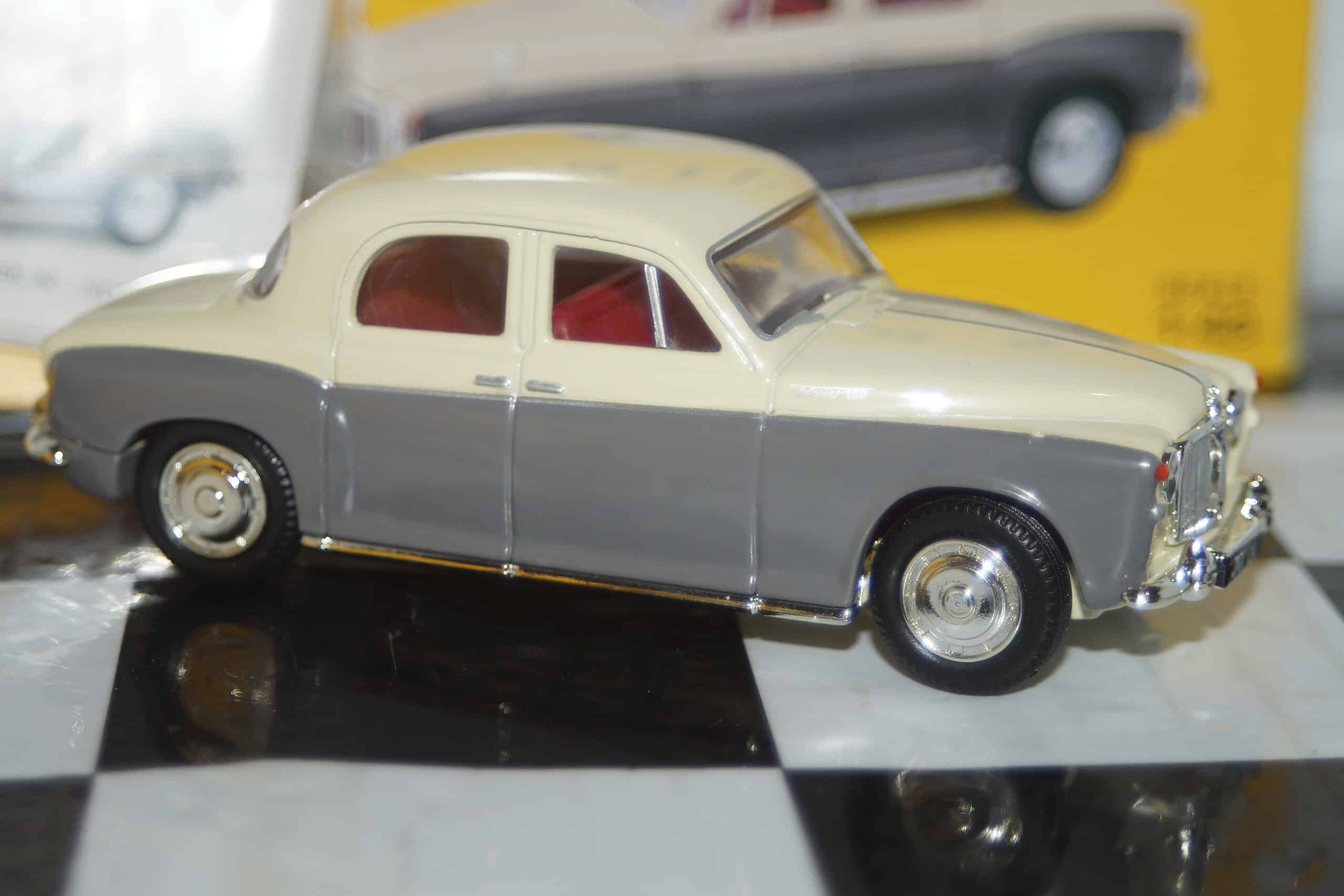 Vanguards rover p4 ivory/grey va19008 1:43 scale