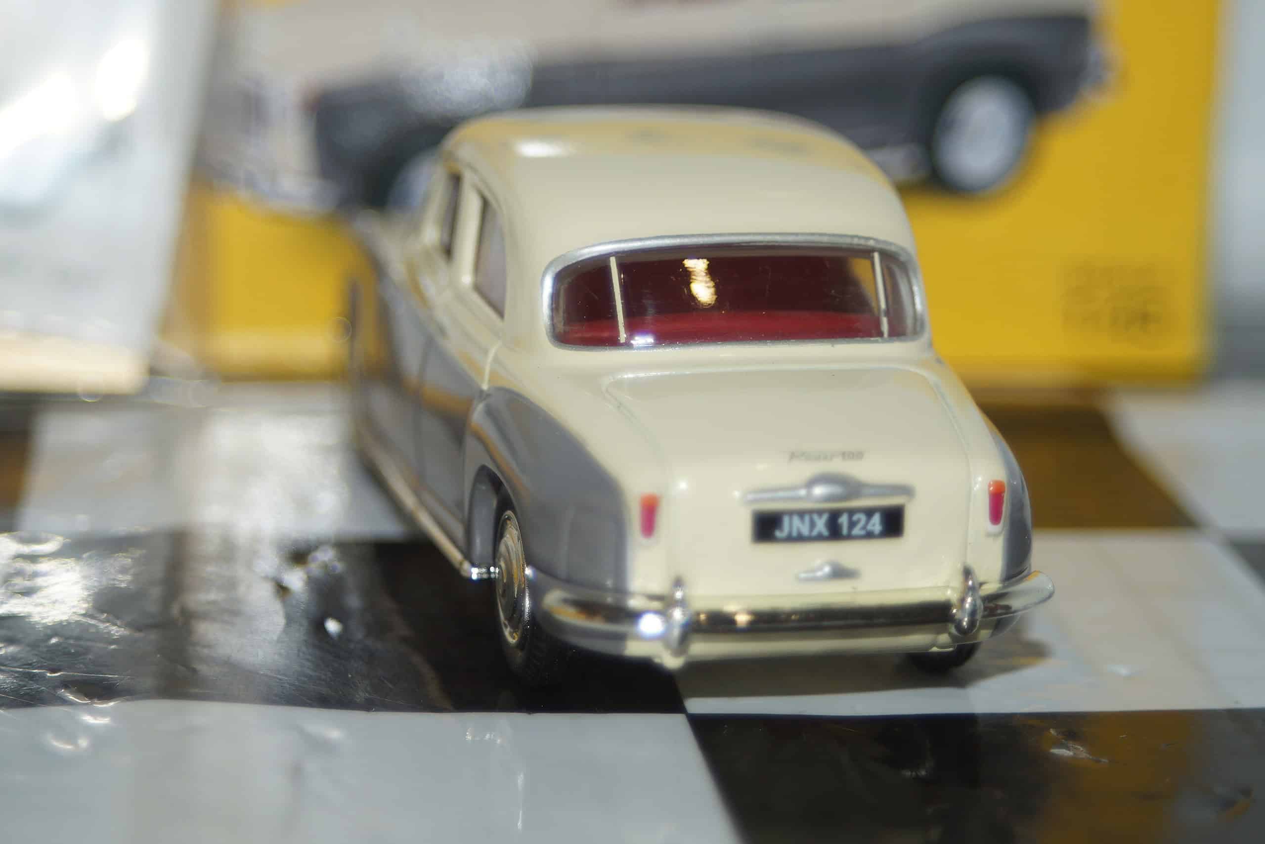 Vanguards rover p4 ivory/grey va19008 1:43 scale