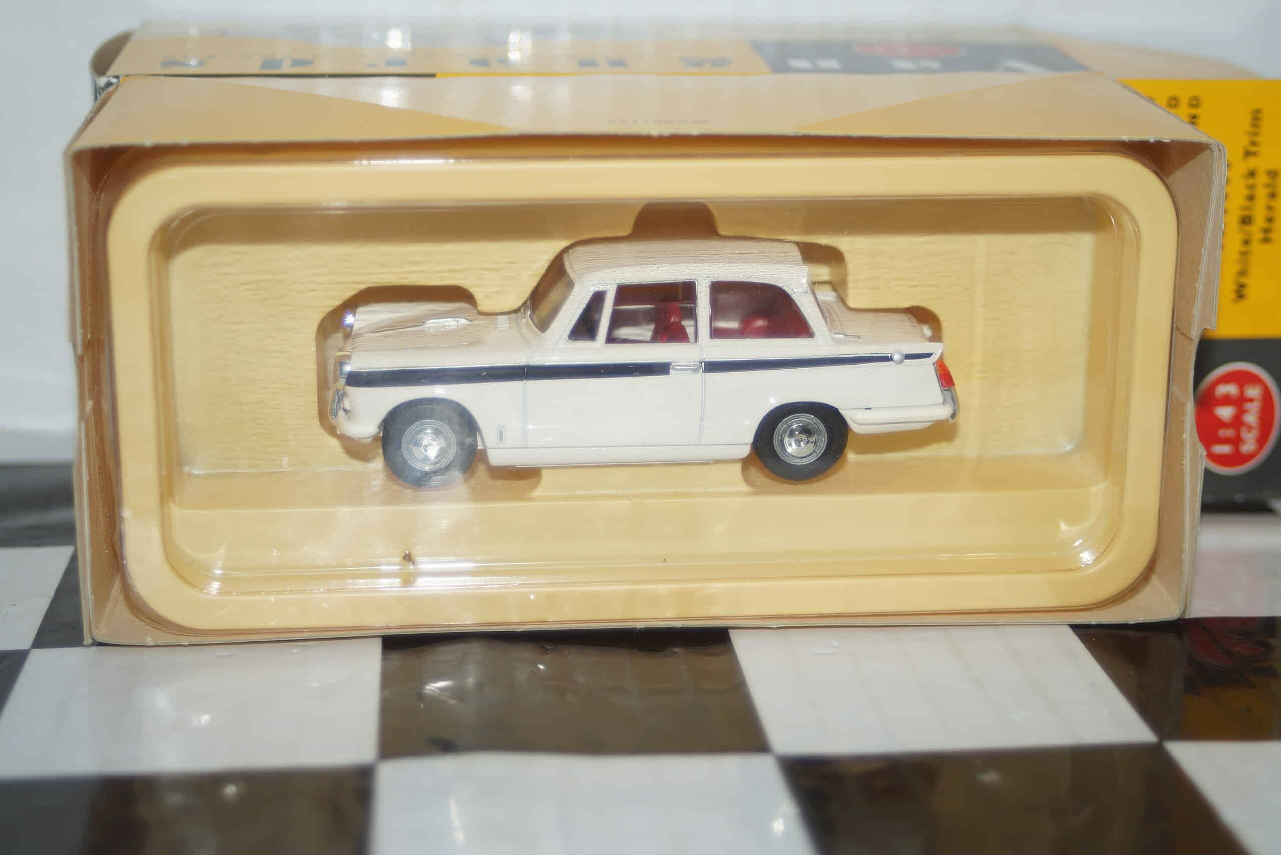 Vanguards va5008 triumph herald white / black 1/43 diecast