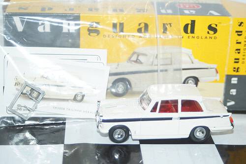 Vanguards va5008 triumph herald white / black 1/43 diecast