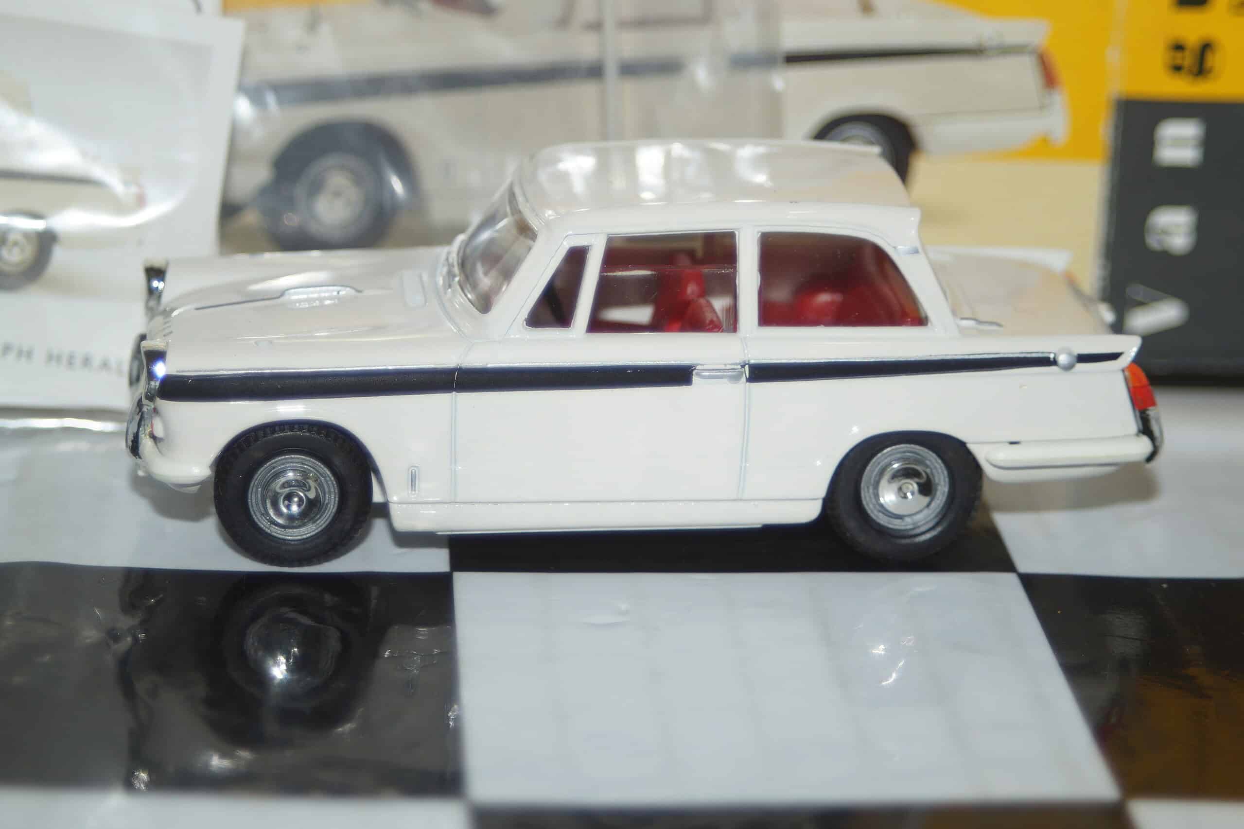 Vanguards va5008 triumph herald white / black 1/43 diecast