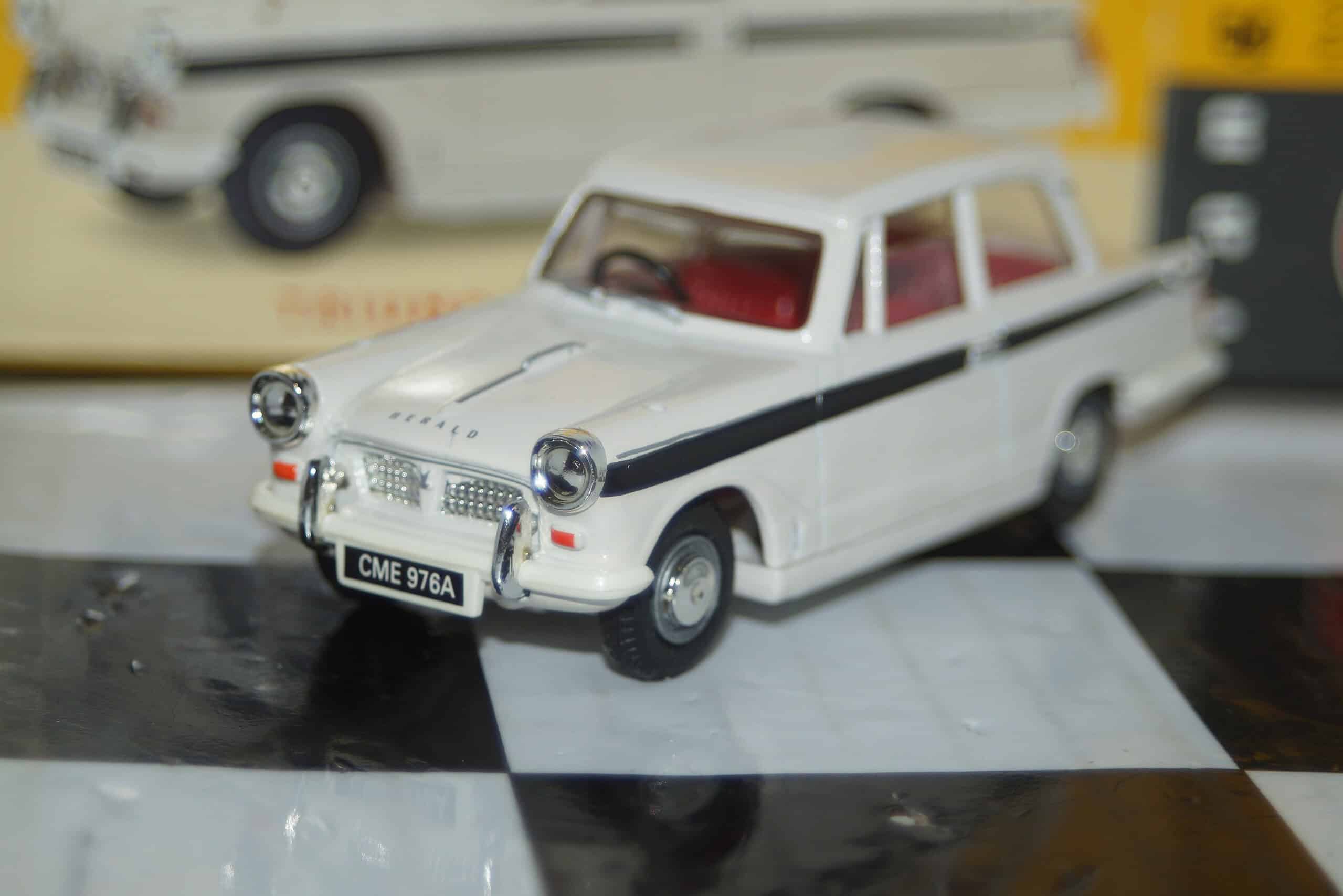 Vanguards va5008 triumph herald white / black 1/43 diecast