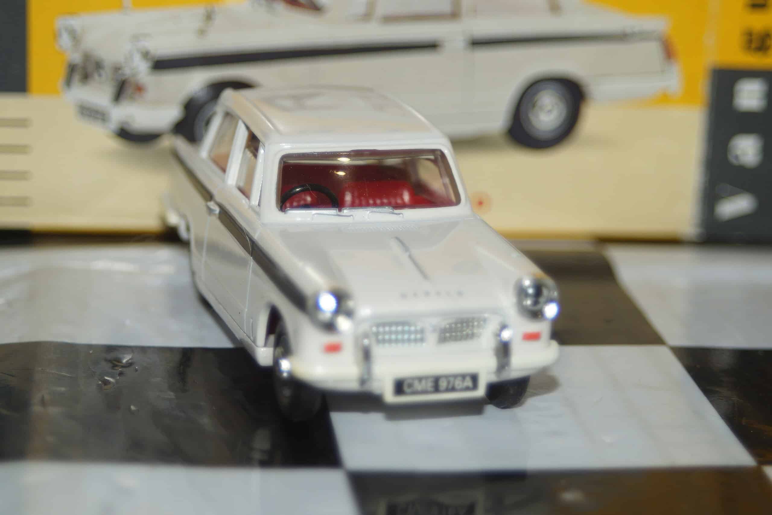 Vanguards va5008 triumph herald white / black 1/43 diecast