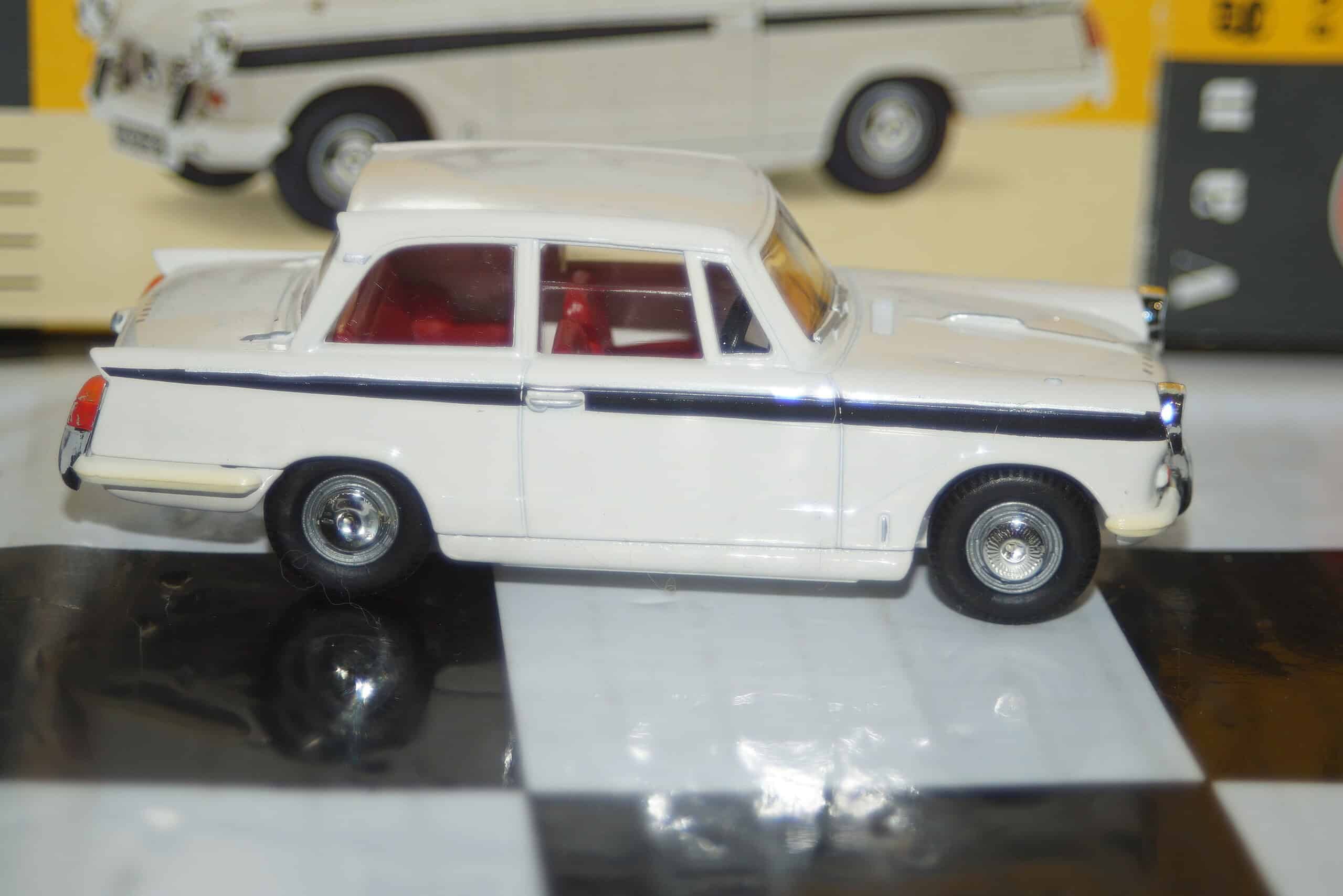 Vanguards va5008 triumph herald white / black 1/43 diecast