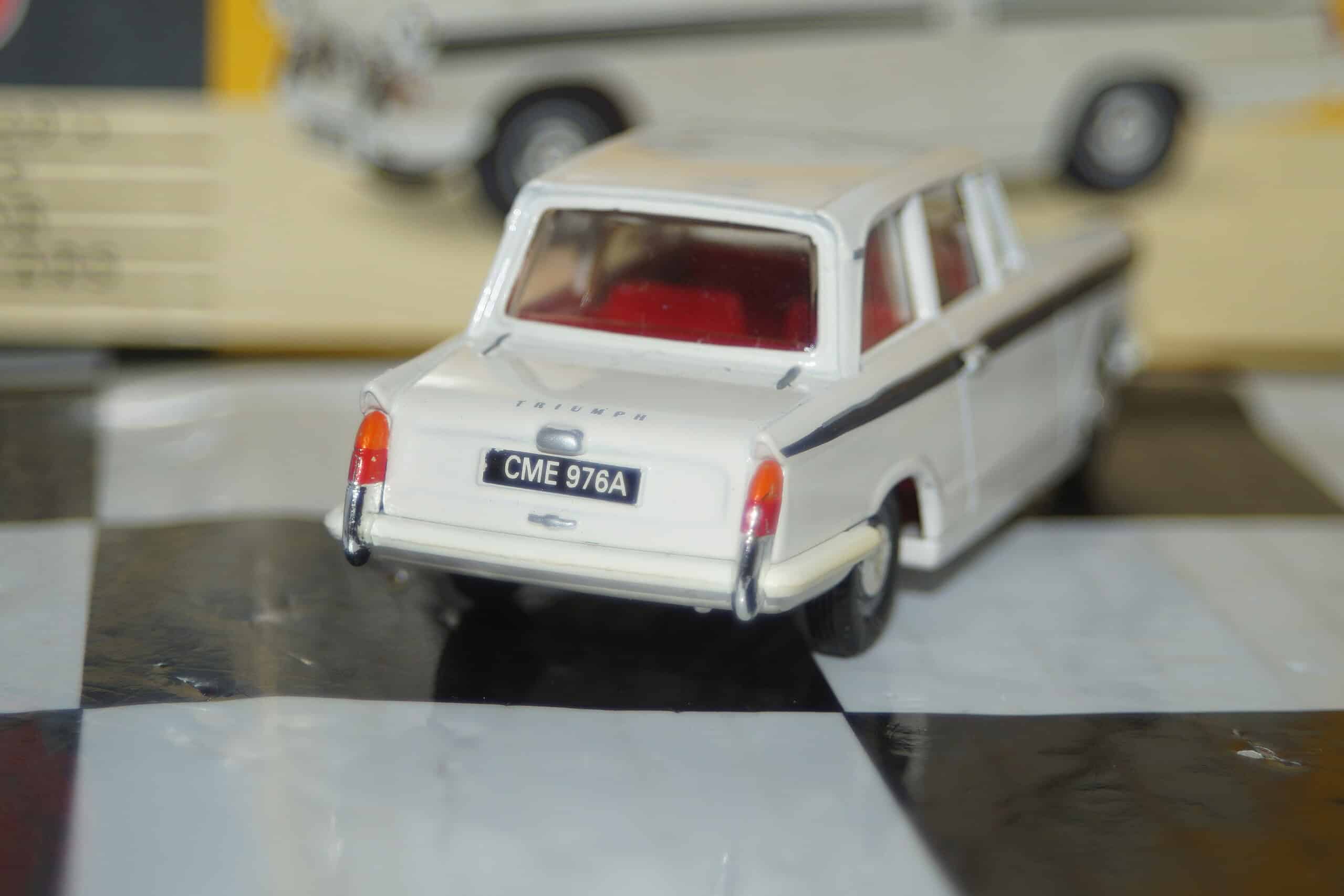 Vanguards va5008 triumph herald white / black 1/43 diecast