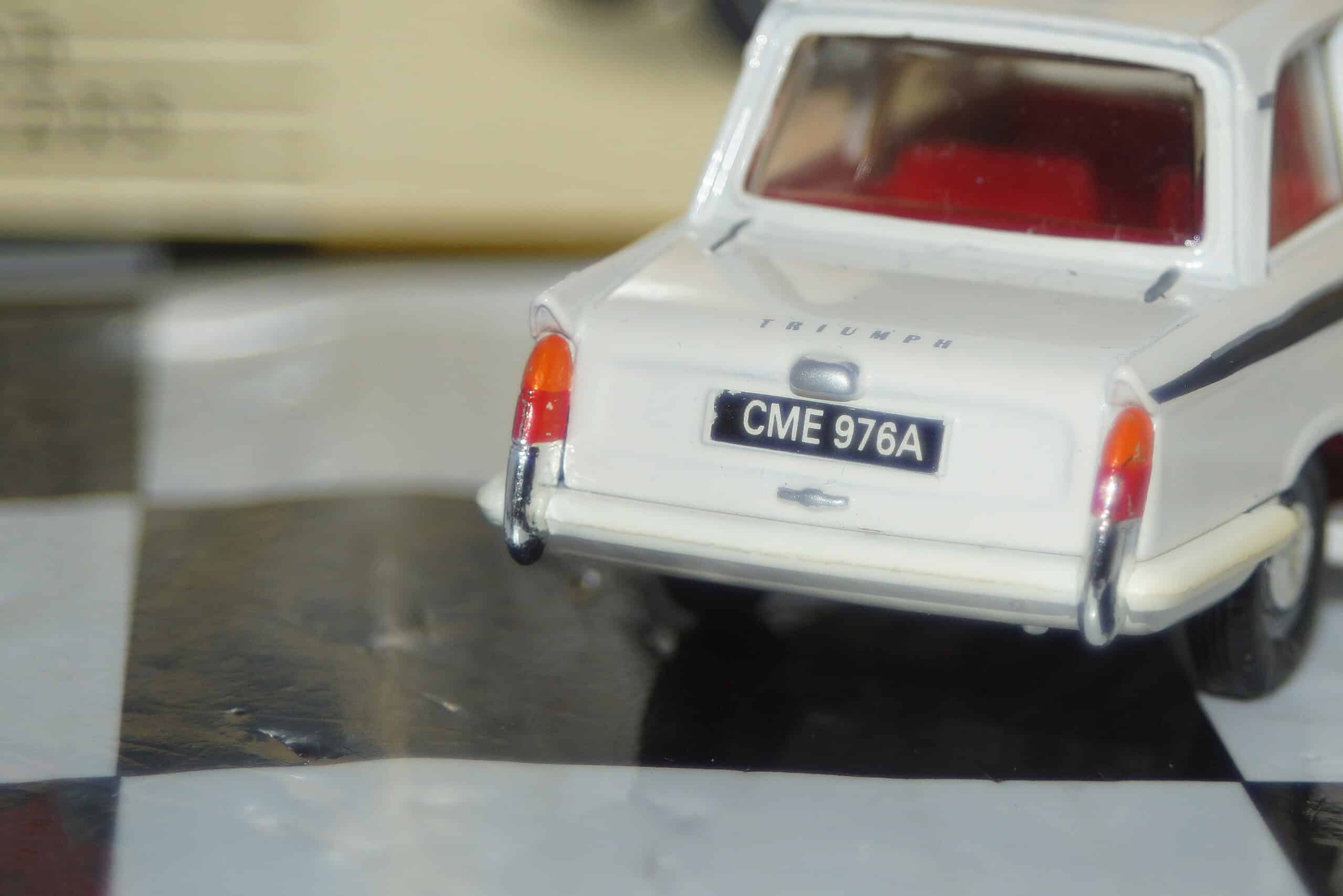 Vanguards va5008 triumph herald white / black 1/43 diecast