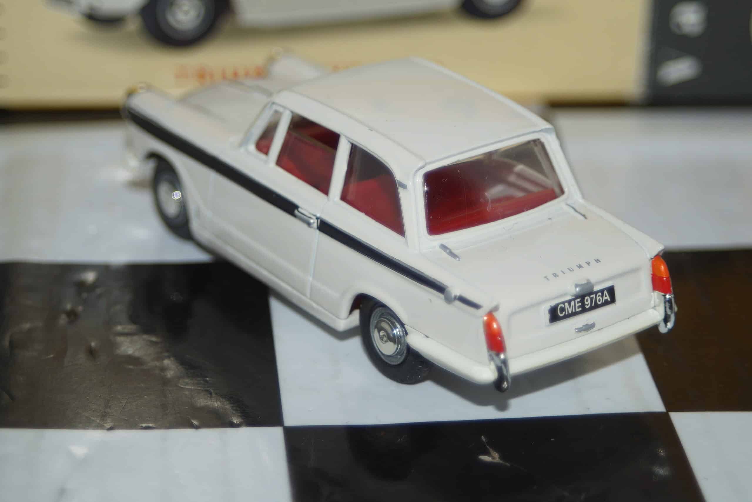 Vanguards va5008 triumph herald white / black 1/43 diecast
