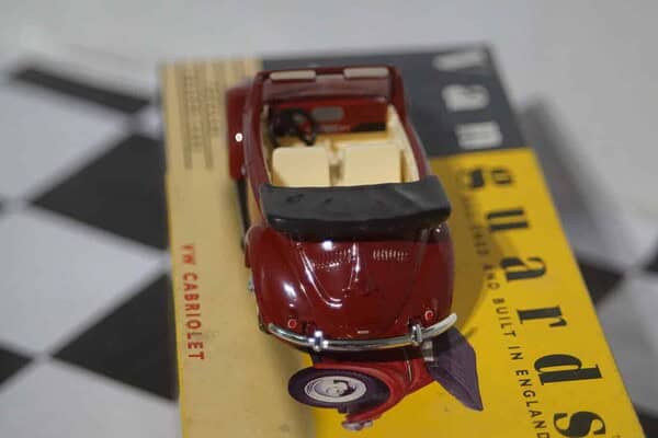 Volkswagen Beetle Cabriolet Maroon VA2000 Vanguards 1:43 Scale