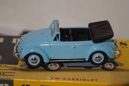 Volkswagen Beetle Cabriolet Blue VA2001 Vanguards1:43 Scale