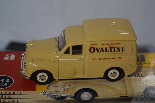 Morris Minor Van Ovaltine VA11002 Vanguards Yellow 1:43 Scale
