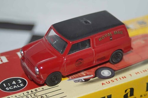 Vanguards Austin Mini Van Royal Mail VA14001 Red 1:43 Scale