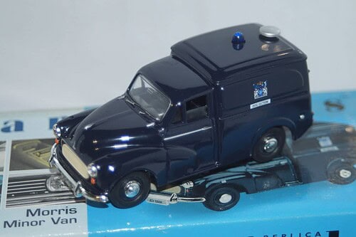 Vanguards Morris Minor Van Metropolitan Police VA11014 Black 1:43 Scale