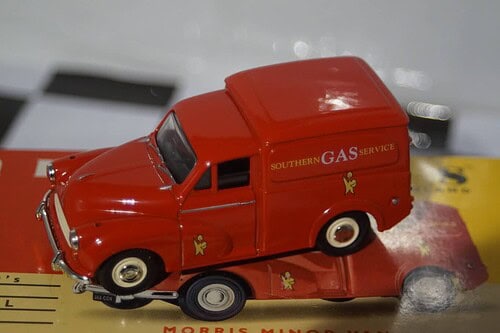 Vanguards Morris Minor Van Southern Gas VA11004 Red 1:43 Scale