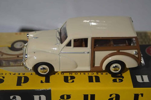 Vanguards Morris Minor Traveller Cream VA10005 1:43 Scale