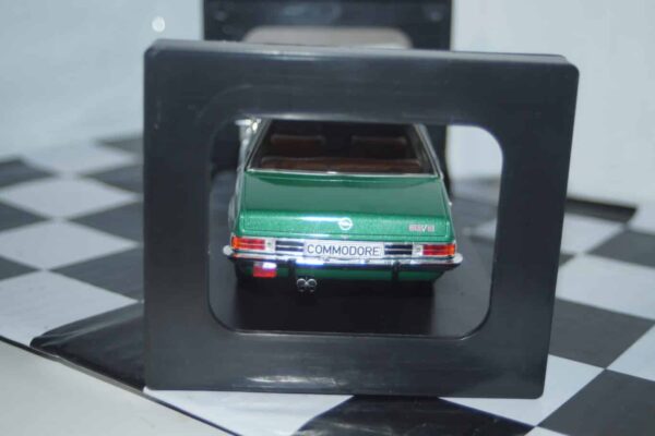 Whitebox opel commodore b gs/e green 1:24 wb124124