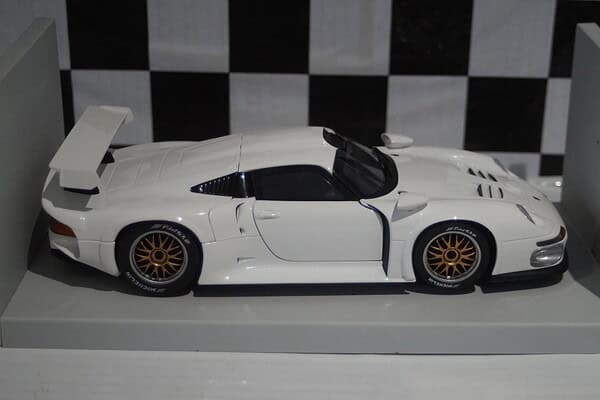 Ut models porsche 911 gt1 1996 white 1:18 scale 180966600