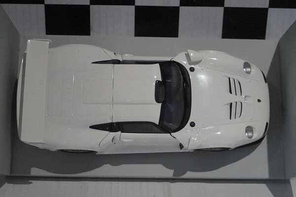 Ut models porsche 911 gt1 1996 white 1:18 scale 180966600