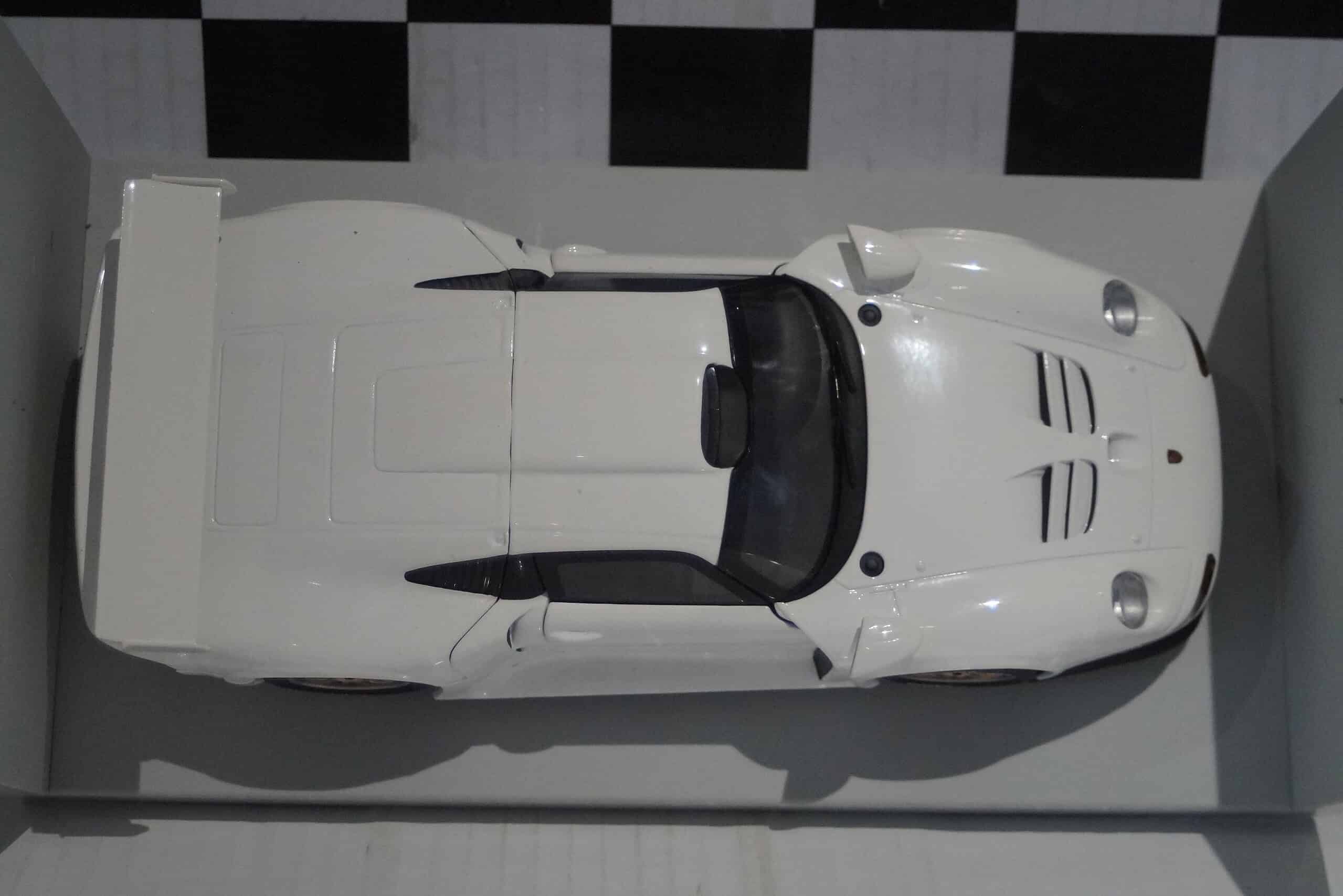 Ut models porsche 911 gt1 1996 white 1:18 scale 180966600