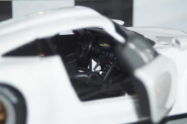 Ut models porsche 911 gt1 1996 white 1:18 scale 180966600