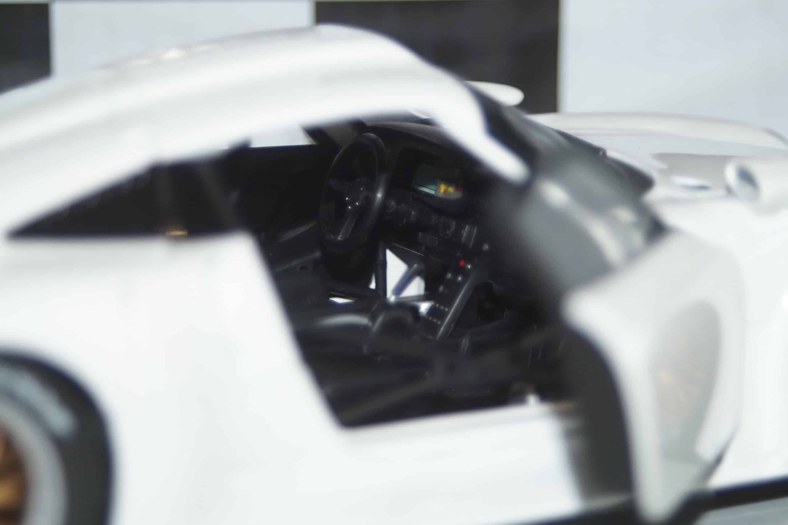 Ut models porsche 911 gt1 1996 white 1:18 scale 180966600