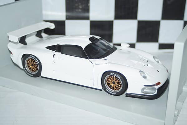 Ut models porsche 911 gt1 1996 white 1:18 scale 180966600
