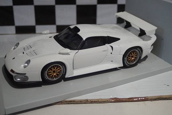 Ut models porsche 911 gt1 1996 white 1:18 scale 180966600