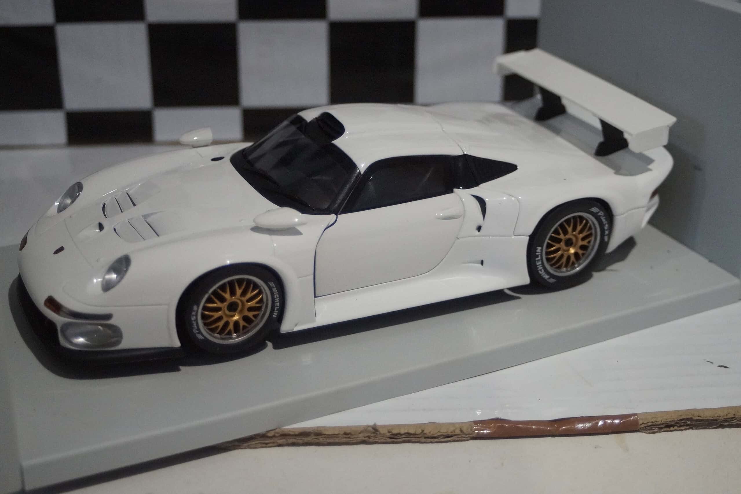 Ut models porsche 911 gt1 1996 white 1:18 scale 180966600