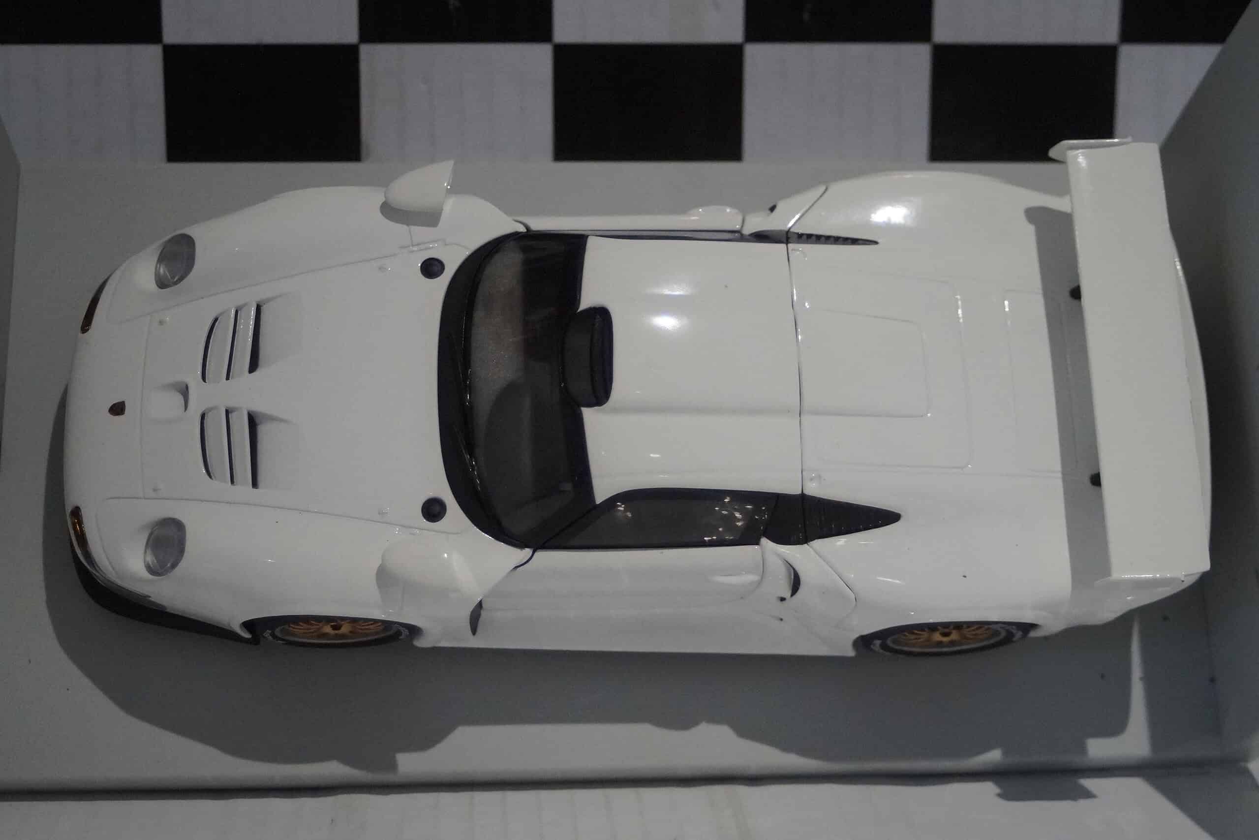 Ut models porsche 911 gt1 1996 white 1:18 scale 180966600
