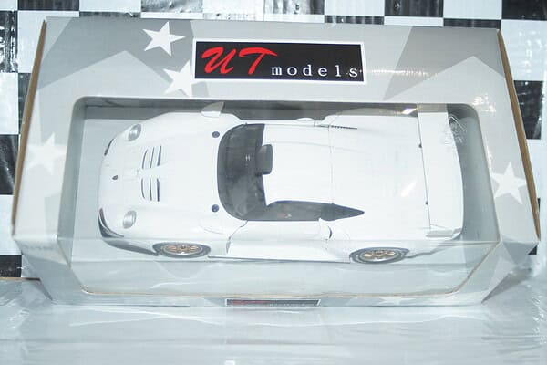 Ut models porsche 911 gt1 1996 white 1:18 scale 180966600