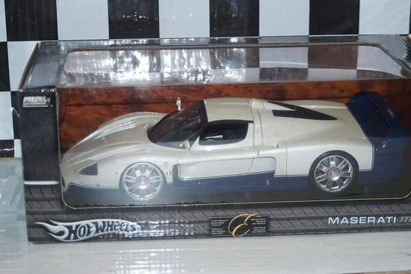 Hotwheels maserati mc12 white 1:18th g17158