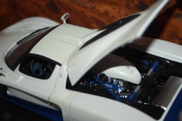 Hotwheels maserati mc12 white 1:18th g17158