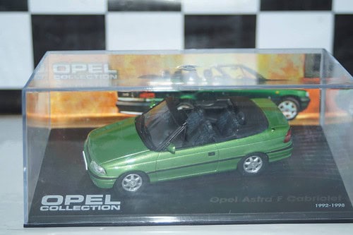 Altaya ixo opel astra f cabriolet green 1992-1998 in 1/43rd(slight crack in case)