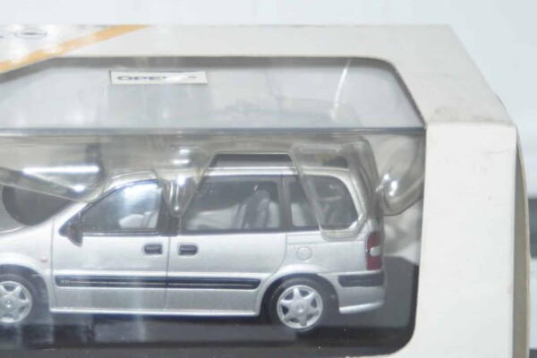 Schuco opel sintra in silver 1:43 ref 1799527