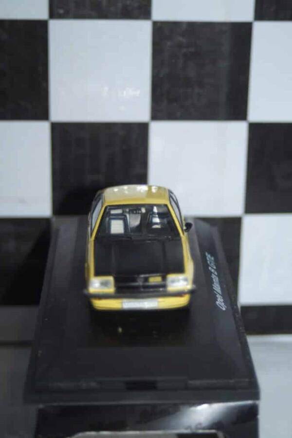 Schuco opel manta b gt/e 1:43 ref 02761