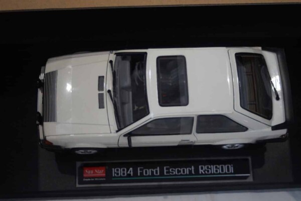 Sunstar ford escort rs 1600i 1984 white (rhd) ref 4997r 1:18 scale