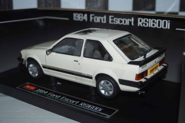 Sunstar ford escort rs 1600i 1984 white (rhd) ref 4997r 1:18 scale