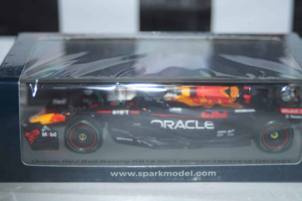 Spark oracle red bull racing rb18 no1 winner japanese gp 1:43 resin s8551