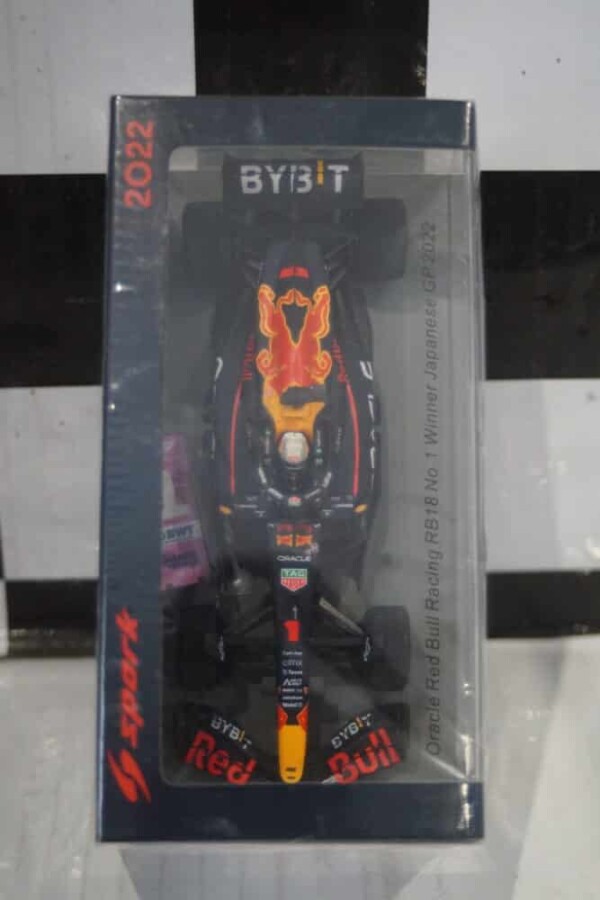 Spark oracle red bull racing rb18 no1 winner japanese gp 1:43 resin s8551