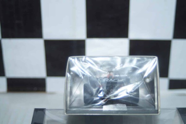 Spark oracle red bull racing rb18 no1 winner japanese gp 1:43 resin s8551