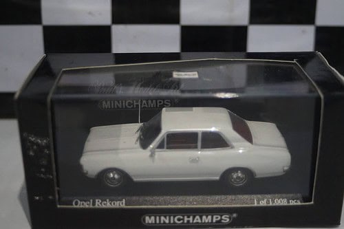 Minichamps opel / vauxhall rekord c white 1966 430 046105