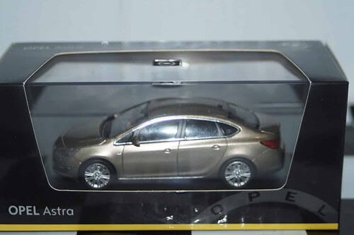 Minichamps opel vivaro(green) ref 1#91628121799055 in 1/43rd