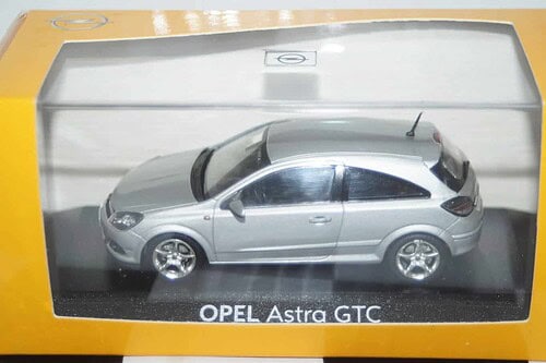 Minichamps opel astra coupe 1#91218751799037 in 1/43rd (missing parts)